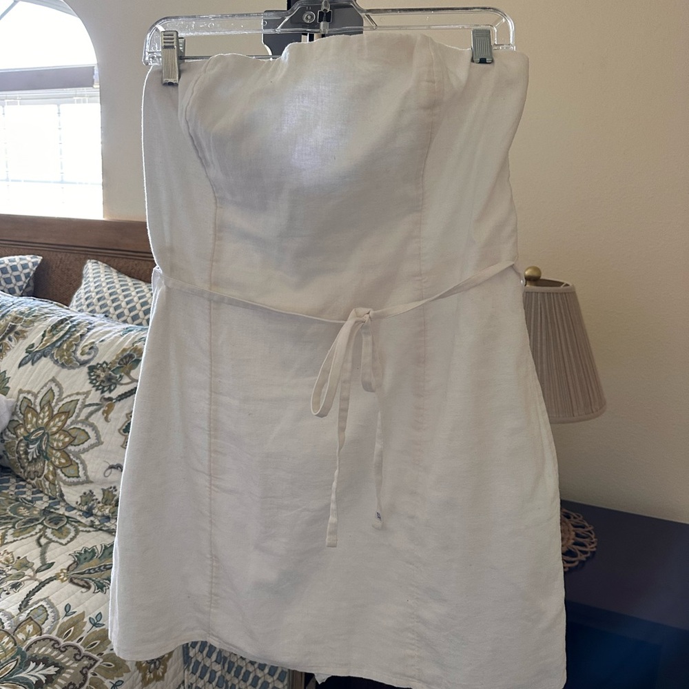 Abercrombie & Fitch White Strapless tie waste skort.  Never worn.
